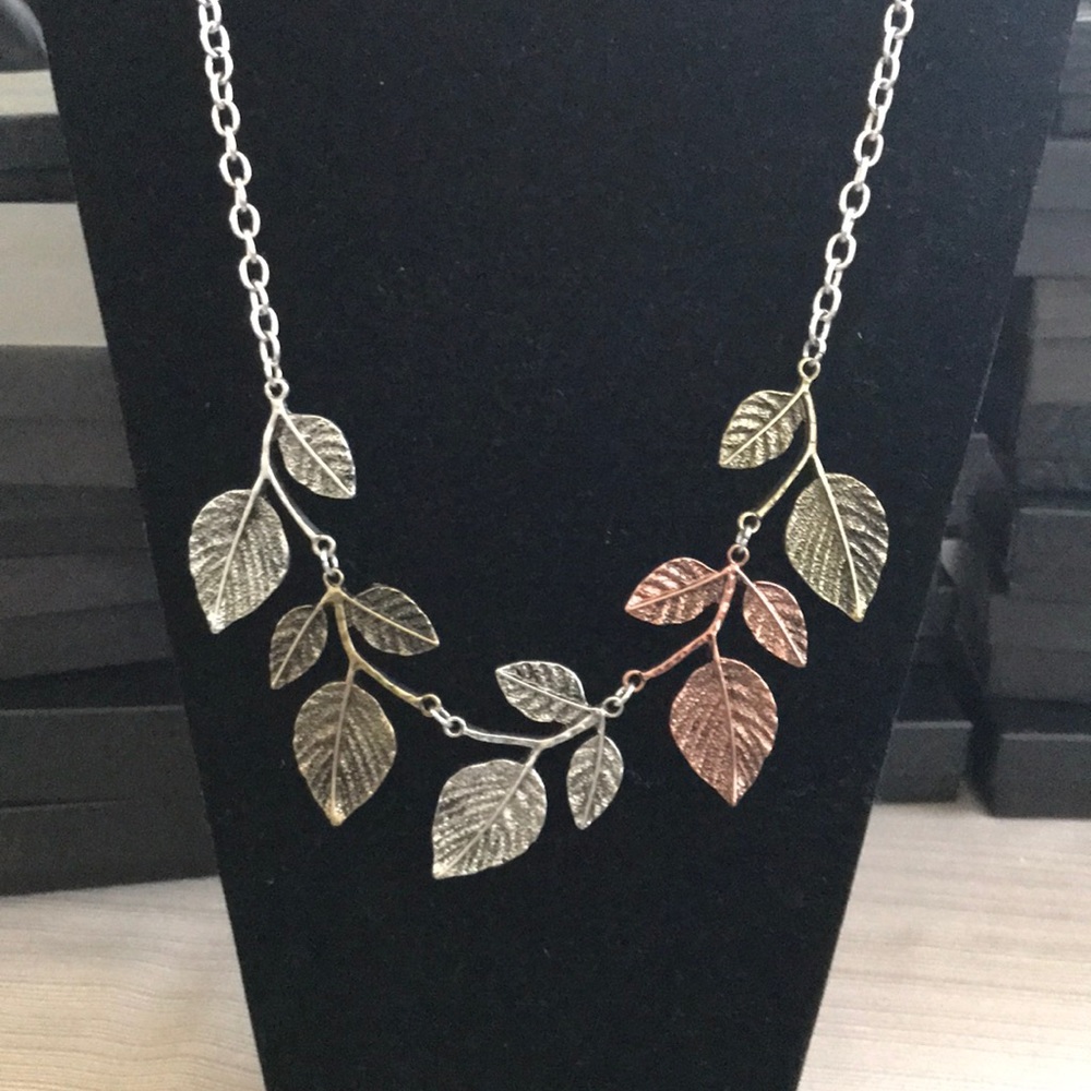 Tricolor leaf motif necklace